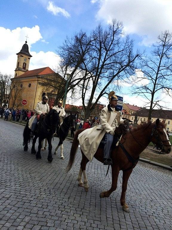 RAKOUSKÉ A PRUSKÉ jednotky pochodovaly pevnostním městem Josefov, aby zde zahájily turistickou sezónu. 