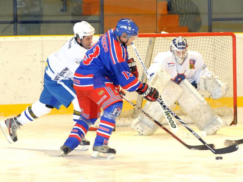 Hokejový zápas mezi místními starými gardami, které se utkaly s HC Olymp Praha.  