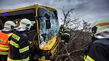 U Černčic havaroval autobus s cestujícími, pět lidí se zranilo.
