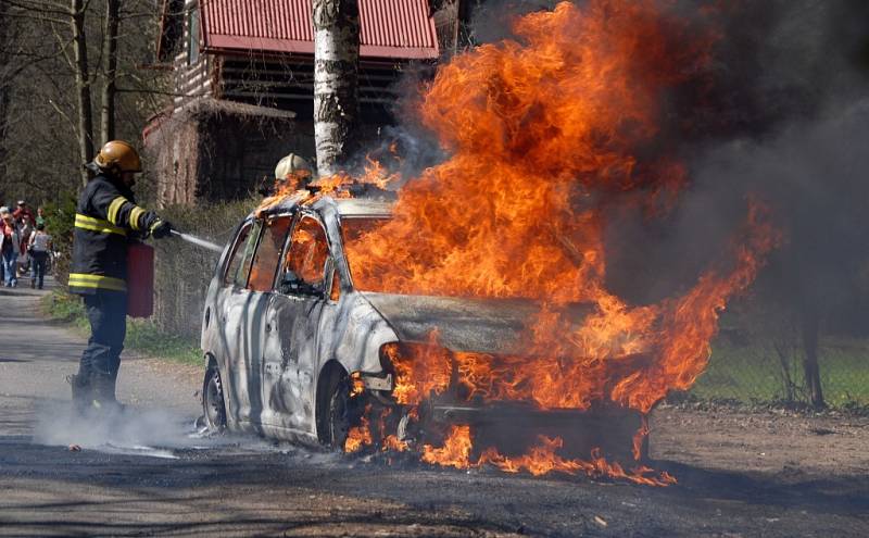 Požár automobilu v Pekelském údolí.