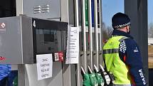Ceny na  čerpacích stanicích stoupají stejně jako u nás každým dnem. navíc se mnozí čeští řidiči setkávají s tím, že stojany nefungují nebo nemohou platit kartou.