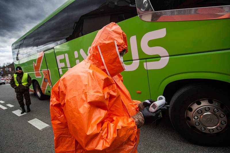 Na hraničním přechodu do Polska v Náchodě probíhají zdravotní kotroly. Každý cestující v autobuse či minibusu musí podstoupit měření teploty a vyplnit dotazník. Policie, celníci i hasiči tak kontrolují hranici.