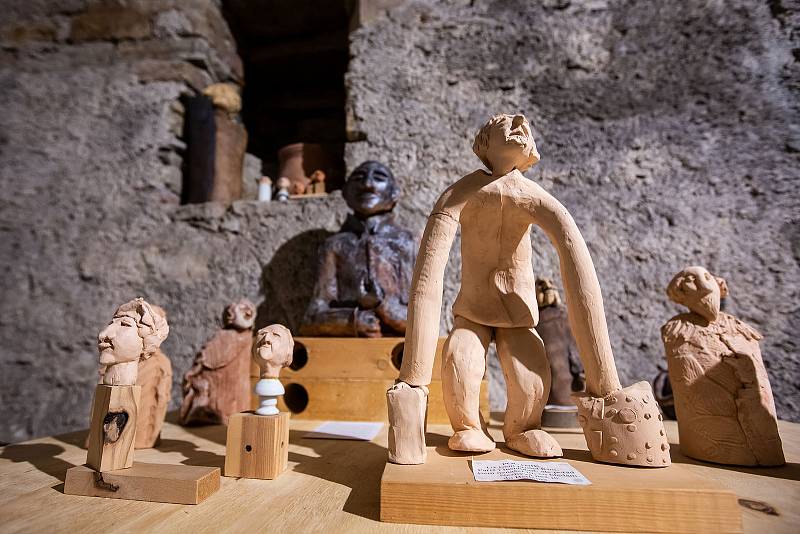 Z výstavy keramických plastik Petra Pokorného v novoměstské galerii Zázvorka.