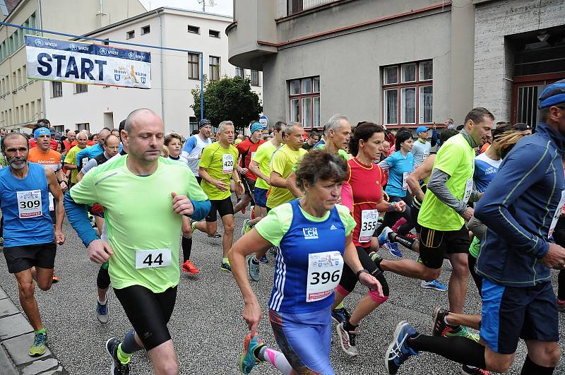 Ze startu sobotního 61. ročníku silničního běhu Hronov - Náchod.