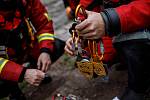 Profesionální hasiči z celého kraje si na Úpě v Ratibořicích cvičili záchranu tonoucích z vodního válce.