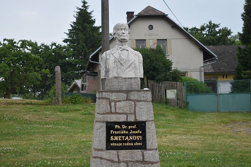 Pomník věnovaný místnímu rodákovi Františku Josefu Smetanovi, který se v 19. stol. proslavil jako národní buditel, učenec (historik, fyzik a přírodopisec) i jako básník.