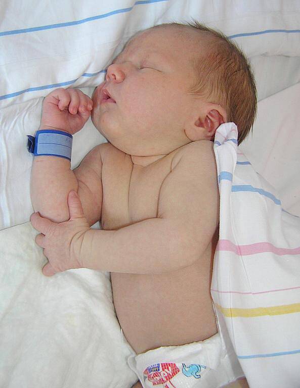 ELIÁŠ SMOLA se narodil 24. června 2011 v 9:54 hodin s váhou 3,62 kg a délkou 49 cm. S rodiči Petrou a Lukášem  má domov v Hradci Králové.    
