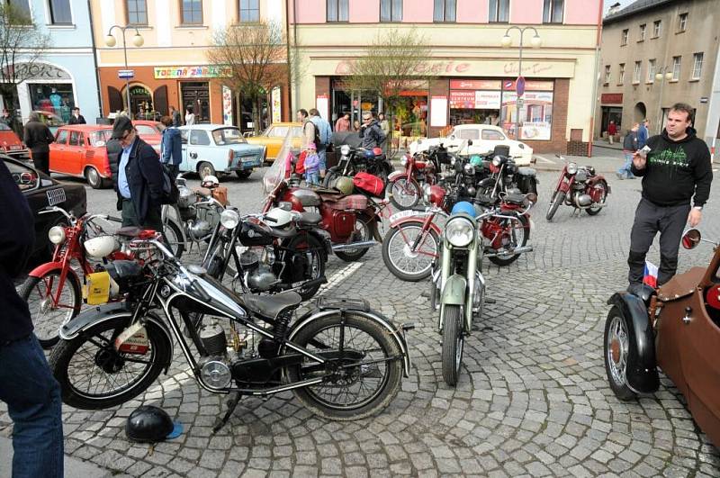 OKOLO OSMDESÁTI VETERÁNŮ se v Polici nad Metují po symbolickém odemknutí letošní sezóny vydalo na sto dvanáct kilometrů dlouhou tradiční jarní vyjížďku. 