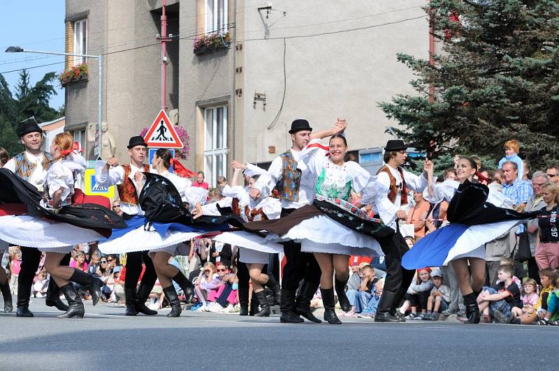 Závěr folklorního festivalu v Červeném Kostelci.