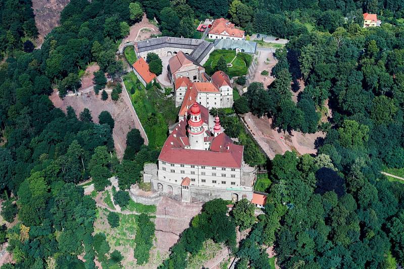 Náchod, Nové Město nad Metují a okolí z ptačí perspektivy.