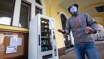 Automat na roušky zprovoznily v Náchodě u městského úřadu. Takzvaný rouškomat  je v permanenci.