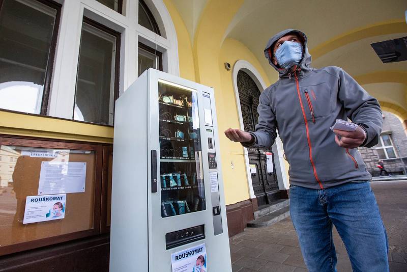 Automat na roušky zprovoznily v Náchodě u městského úřadu. Takzvaný rouškomat  je v permanenci.