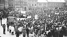 Generální stávka na polickém náměstí 27. listopadu 1989.