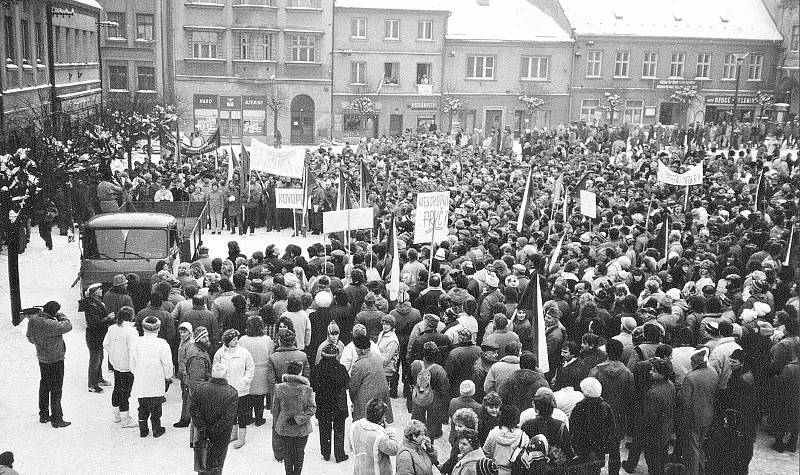 Generální stávka na polickém náměstí 27. listopadu 1989.