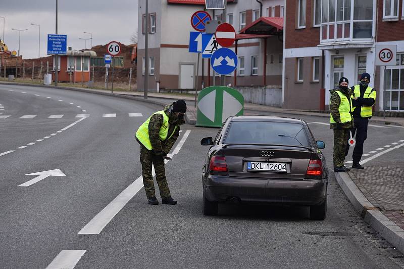 Přechod v Náchodě-Bělovsi hlídala polská hraniční stráž a policie.