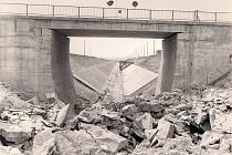Rok 1968. Rozkoš - most přes kanál: pohled ve směru od železničního mostu směrem k silničnímu mostu a k přehradě.