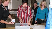 Vysypávání lístků z volebních uren a sčítání hlasů v Bukovici 