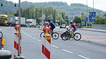 Nebezpečné křížení cyklostezky s mezinárodní silnicí u bývalého hraničního přechodu v Náchodě-Bělovsi..