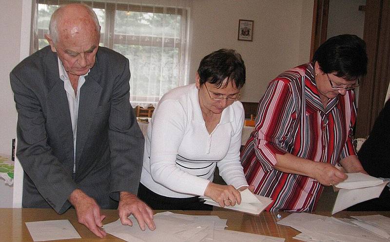 Vysypávání lístků z volebních uren a sčítání hlasů v Bukovici 
