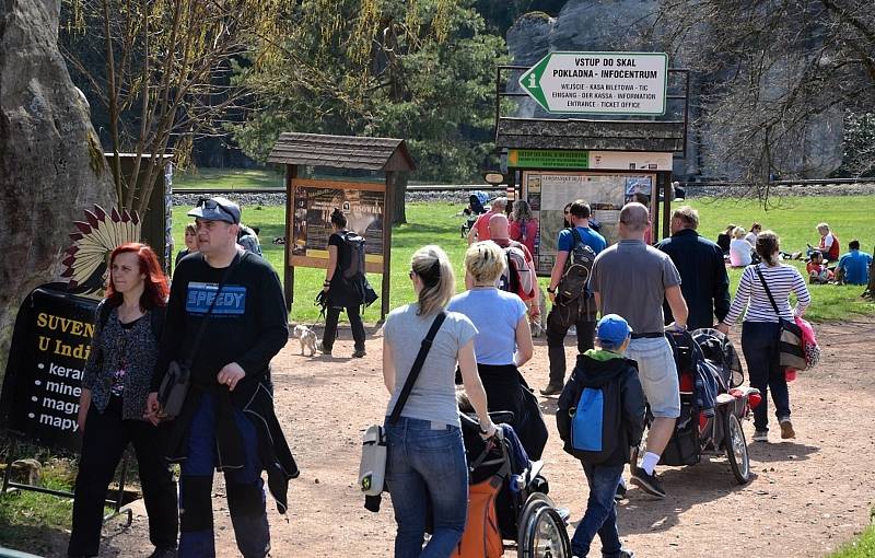 Bílá sobota přilákala do Adršpašských skal davy turistů.