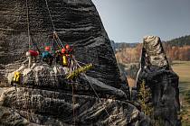 Součinnostní cvičení Skalní záchranné služby, HZS a ZZS v adršpašských skalách. Simulovaná záchrana zraněného horolezce ze skalní věže Milenci.