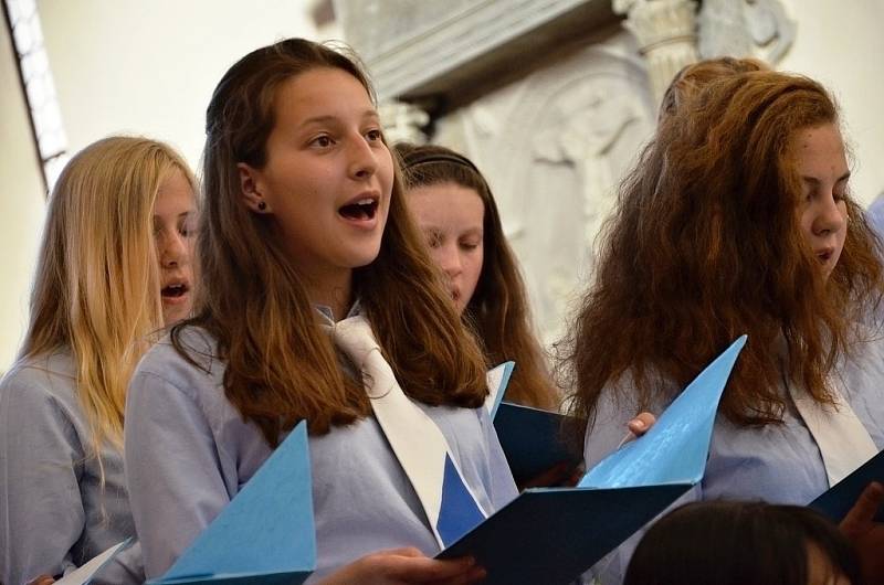 Při Noci kostelů v náchodském děkanském kostele sv. Vavřince vystoupil soubor Musica Viva z Jiráskova gymnázia v Náchodě.