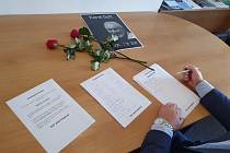 V Náchodě na radnici i v budově Českého rozhlasu Hradec Králové se mohou lidé podpisem rozloučit se zesnulým Karlem Gottem.