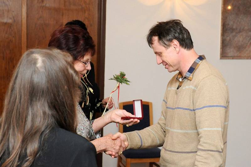 Padesát občanů z Hronovska, kteří bez nároku na odměnu neváhají darovat krev, si převzalo medaile prof. MUDr. Jana Jánského. 