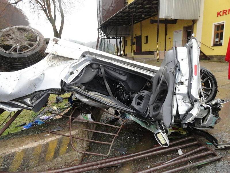 V lokalitě zvané Kozínek havaroval řidič s osobním vozidlem Mitsubishi. Auto skončilo po nehodě mimo vozovku na střeše na betonové podezdívce se zábradlím. 