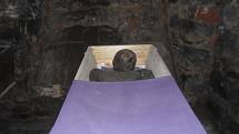 Rakve potažené fialovým suknem - mumie uložené ve sklepě broumovského kláštera.