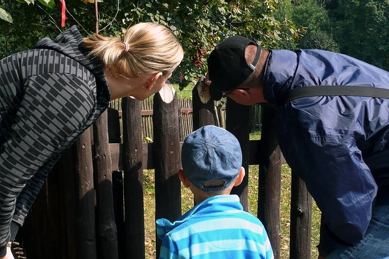 PODPISY zanechali návštěvníci na plotě. Na dvoře mlýna se dobře bavili. 