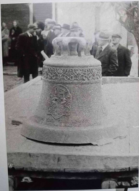 Odvoz zvonů v roce 1942.