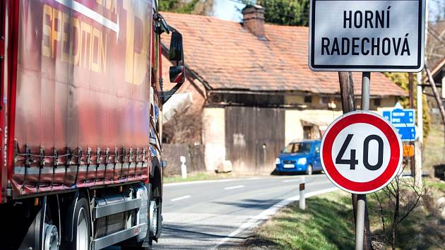 Začala další část uzavírky Náchoda. V Horní Radechové protestují proti objížďce který přes tuto obec vede.