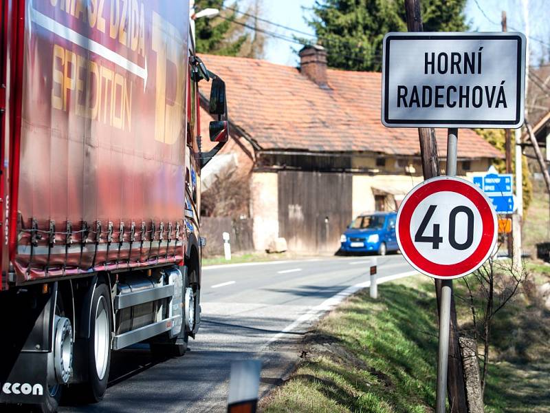 Začala další část uzavírky Náchoda. V Horní Radechové protestují proti objížďce který přes tuto obec vede.