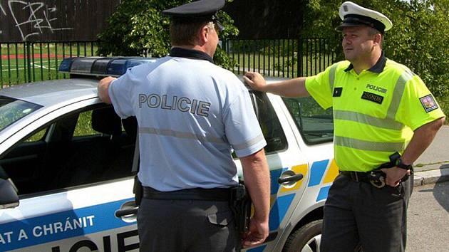 Policisté oblékají nové polokošile - Krkonošský deník