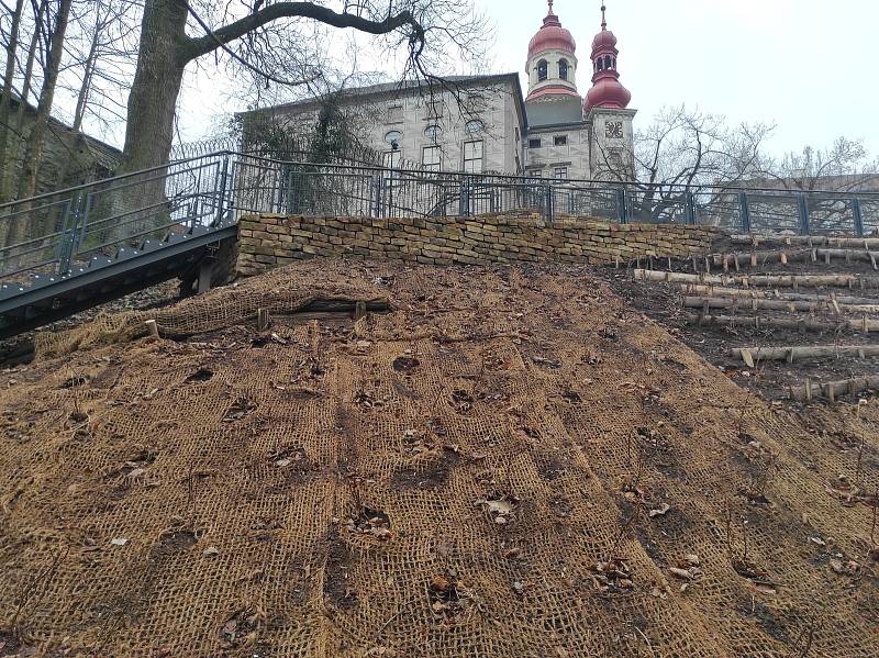 Nejslavnějším českým pralesem je Boubín. Ale ještě do nedávna mu zdatně konkurovalo návrší kolem zámku v Náchodě. V džungli, která oblíbený zámek, kde se snoubí baroko s renesancí, obklopovala, by člověk horko těžko hledal nejen školku pro „pláňky a jader