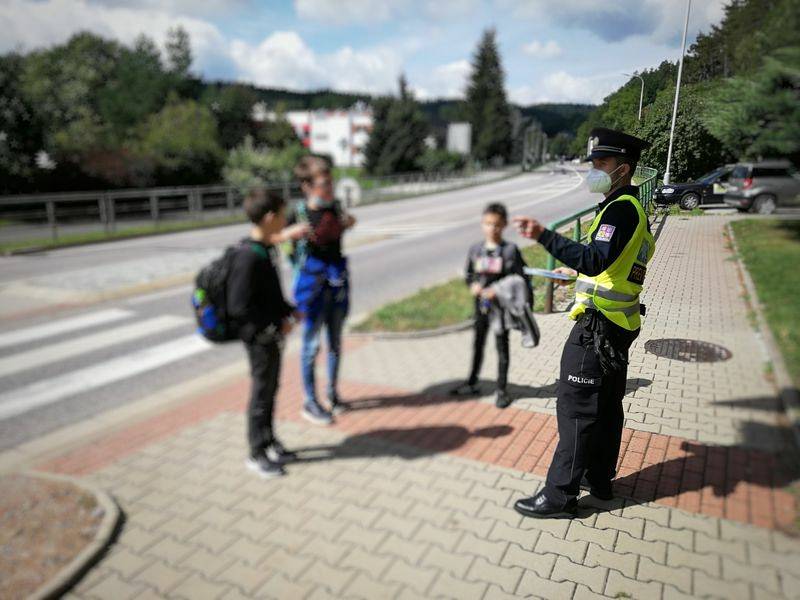 Hlavním smyslem preventivní akce je informovat chodce  na rizika, která plynou z nerespektování zásad správného přecházení pozemní komunikace a zábavnou interaktivní formou je poučit o tom, jak by se měli v silničním provozu chovat.