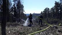 Na Náchodsku hořela hrabanka po těžbě, a to v těžko přístupném terénu. Na pasece 100 x 100 metrů v části Plhov zasahovalytři jednotky - náchodští profesionální a dobrovolní hasiči i dobrovolní hasiči z Dolní Radechové.