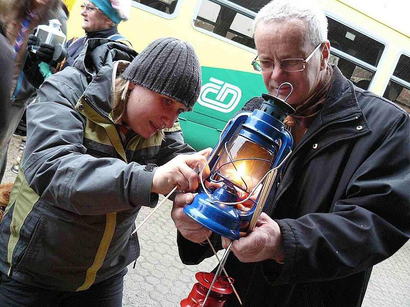 Do Náchoda vezli skauti Betlémské světlo z Jaroměře, přes Českou Skalici, Václavice a Starkoč. 