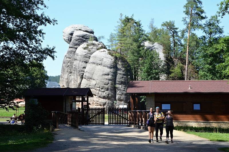Návštěvnost v Adršpašsko-teplických skalách umírnilo o víkendu tropické počasí a možná i obavy z velkého množství turistů, kteří by první prázdninový víkend mohli zamířit právě do skal.