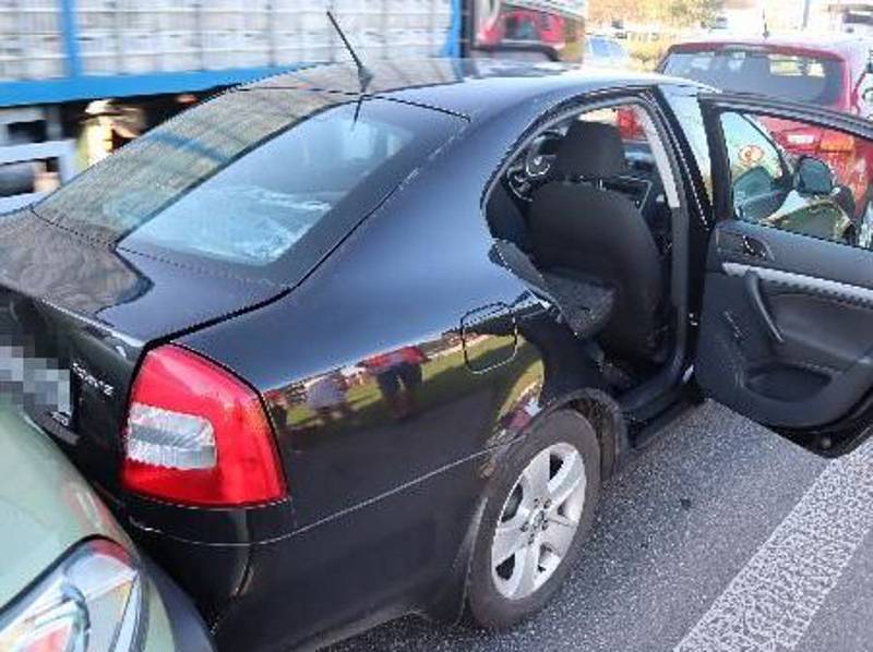 Chvilka nepozornosti stačila k tomu, aby se během okamžiku mačkaly plechy hned pěti automobilů.