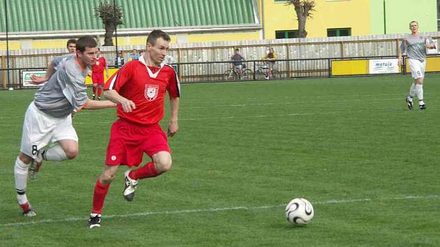  Kostelecký Martin Janko (u míče) se v duelu s Lázněmi Bělohrad zapsal do listiny střelců jednou. 