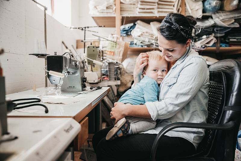 Hana Balcarová je velmi kreativní člověk. Momentálně pracuje na projektu nazvaném KlikBlik. Jde o dekorativní textilní osvětlení. Motivem je vlastní kresba žárovky, která je společníkem pro děti a slouží jako noční přisvícení.