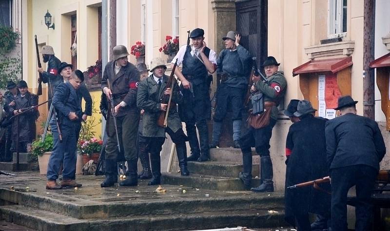 Na náměstí ve Stárkově se bojovalo. I za vydatného deště