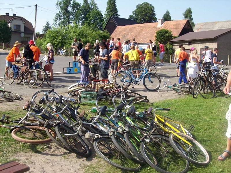 Cyklistický recesistický závod Tour de Torpédo pořádaný v Nízké Srbské vstoupil do svého již šestnáctého ročníku.