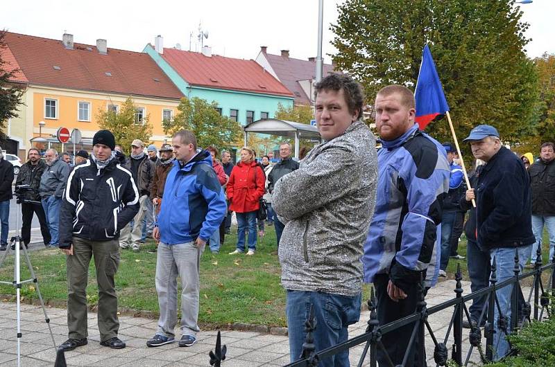 Demonstrace proti imigraci, za okamžité vystoupení České republiky z Evropské unie a za svrchovaný český stát se uskutečnila v sobotu odpoledne na českoskalickém Husově náměstí.