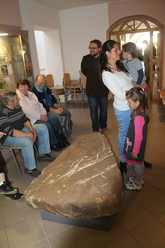 Představení posvátného kamene v muzeu. Foto: Deník/Jiří Řezník