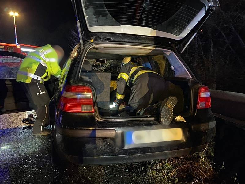 Nehoda uzavřela silnici mezi Náchodem a Hronovem, hasiči museli z vozidel čtyři lidi vyprostit.