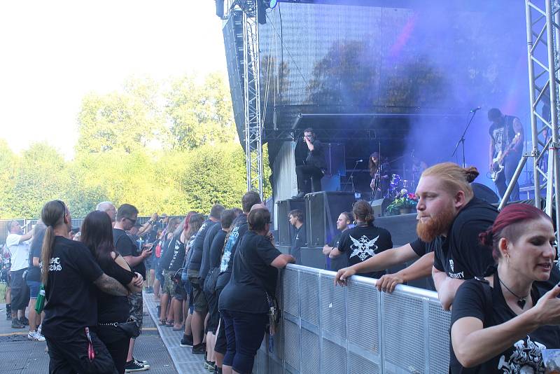 O víkendu se josefovská pevnost opět proměnila na metalovou restauraci, která podávala velmi ostré hudební pochutiny.