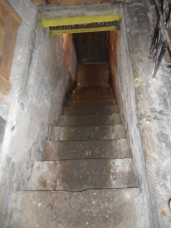 Schody do podzemí - stup do krypty kostela sv. Prokopa ve Vamberku.